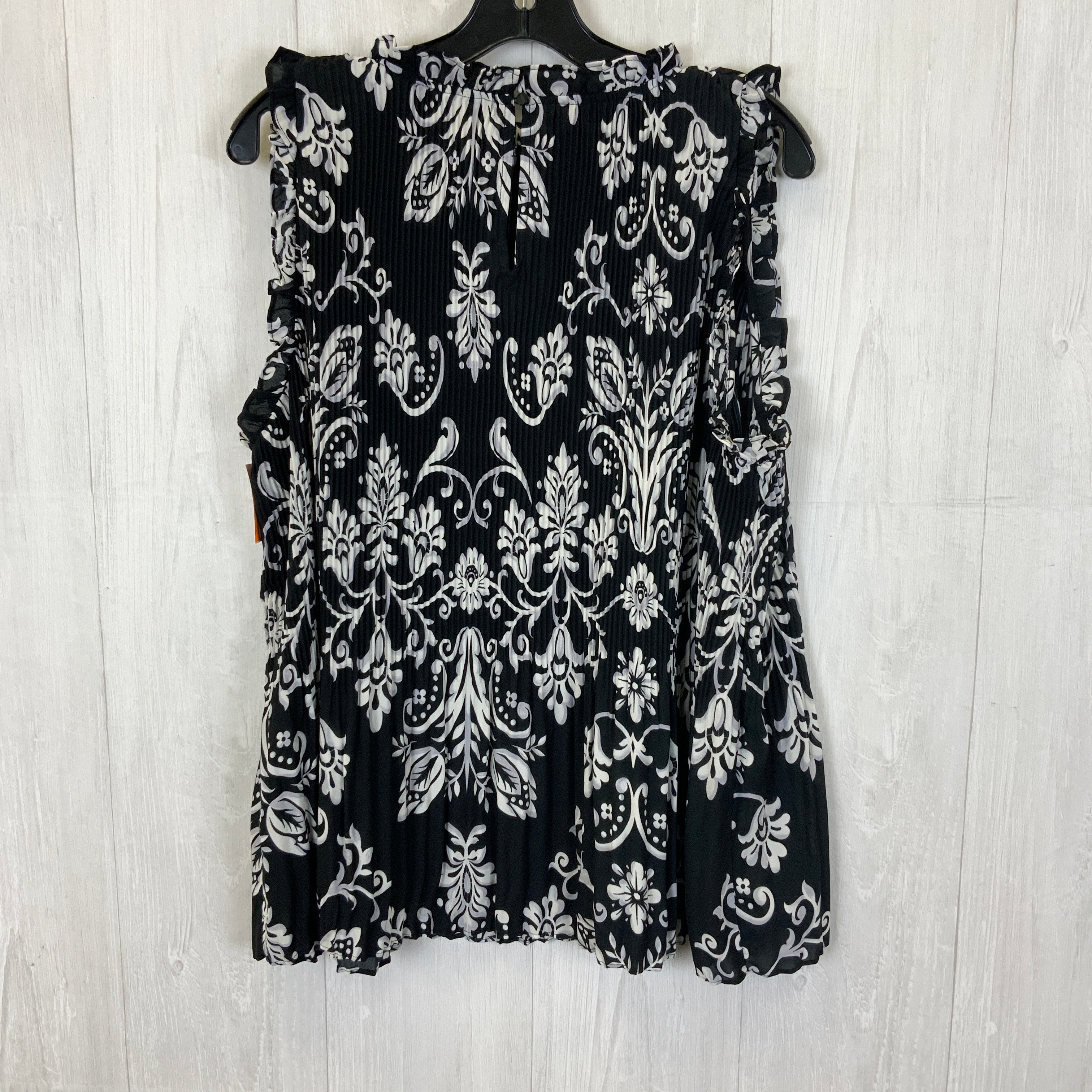 Top Sleeveless By Cato  Size: 2x